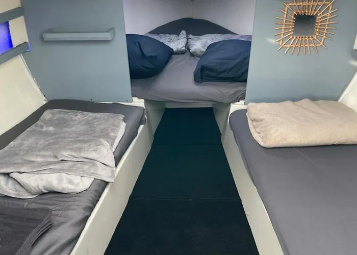 Botel Voilier Port Avec Parking Prive Gratuit Deauville